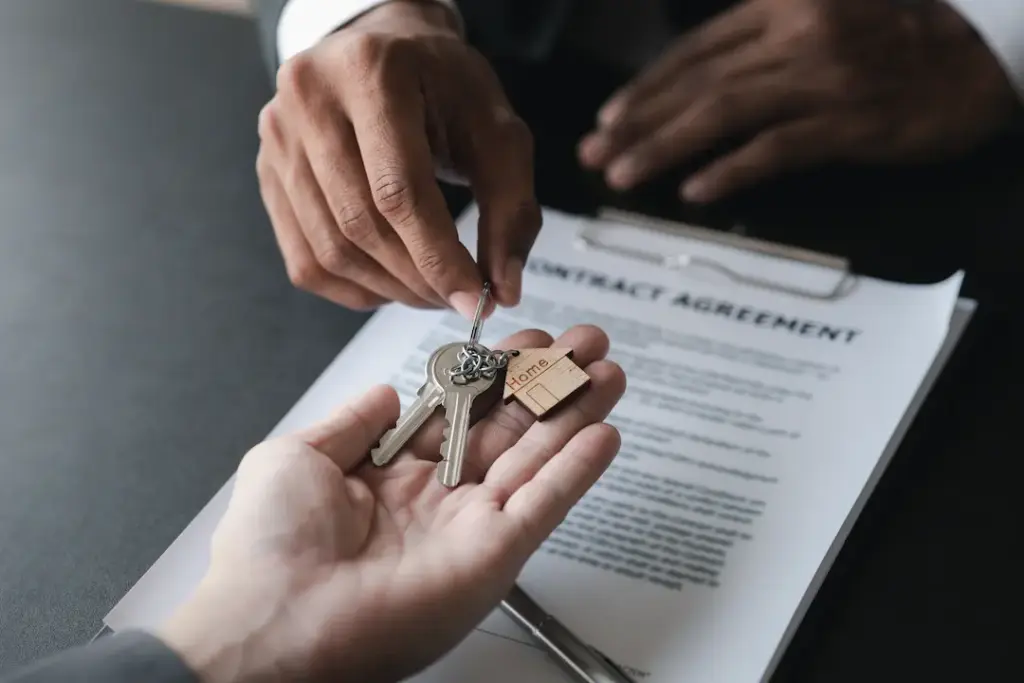 Schlüsselübergabe vor einem Immobilienvertrag