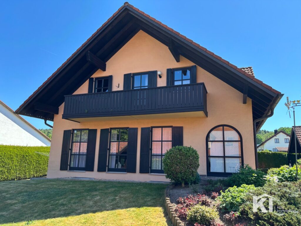 Westansicht mit Balkon